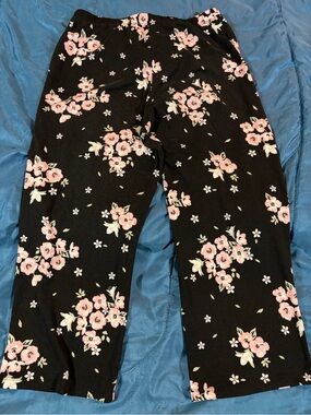 Girls' Black Floral Pull-On Capri Pants - Pink Bloom Print